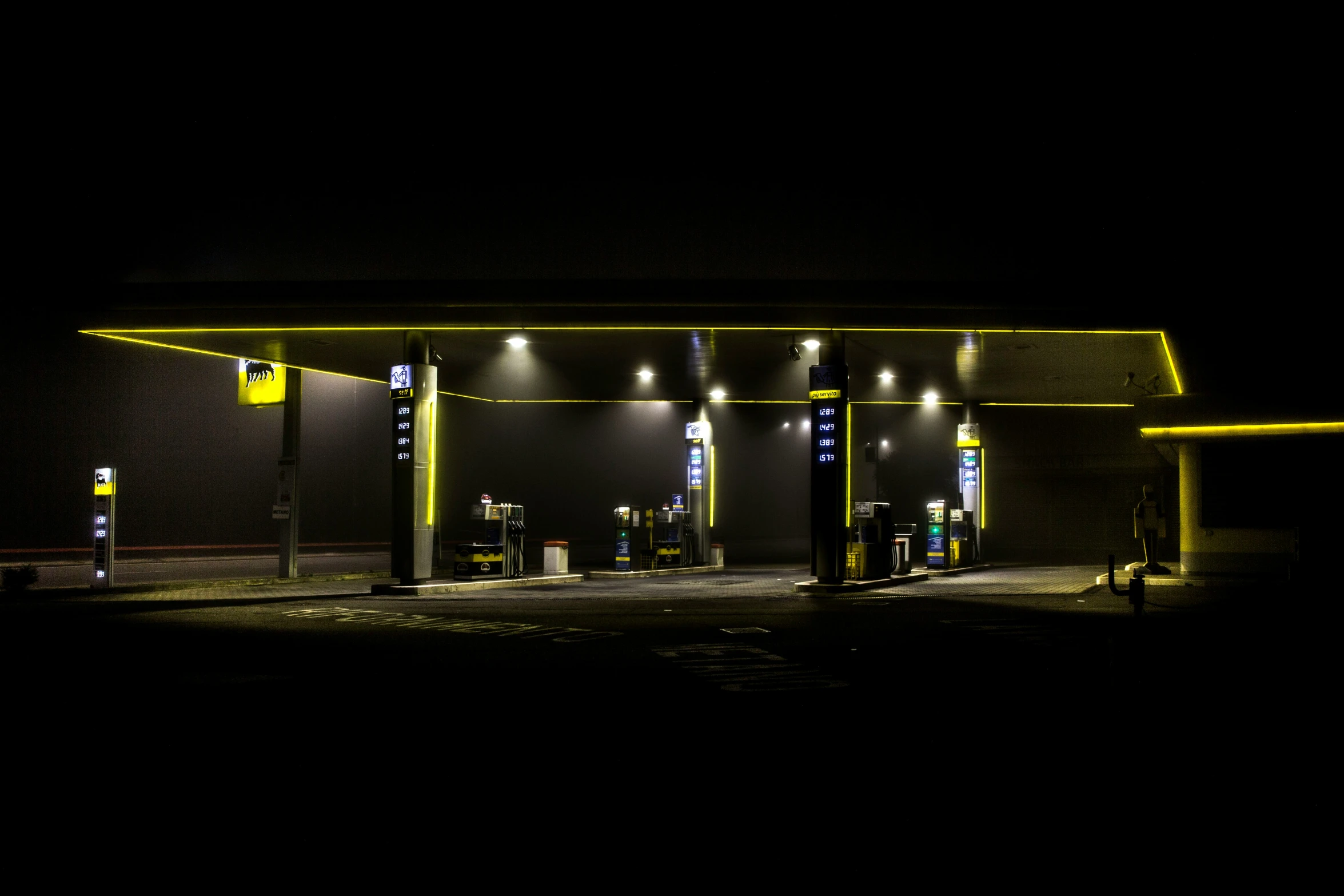 an empty gas station at night with no people in the area