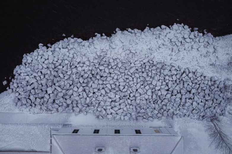 a bunch of white snow piled over a white roof