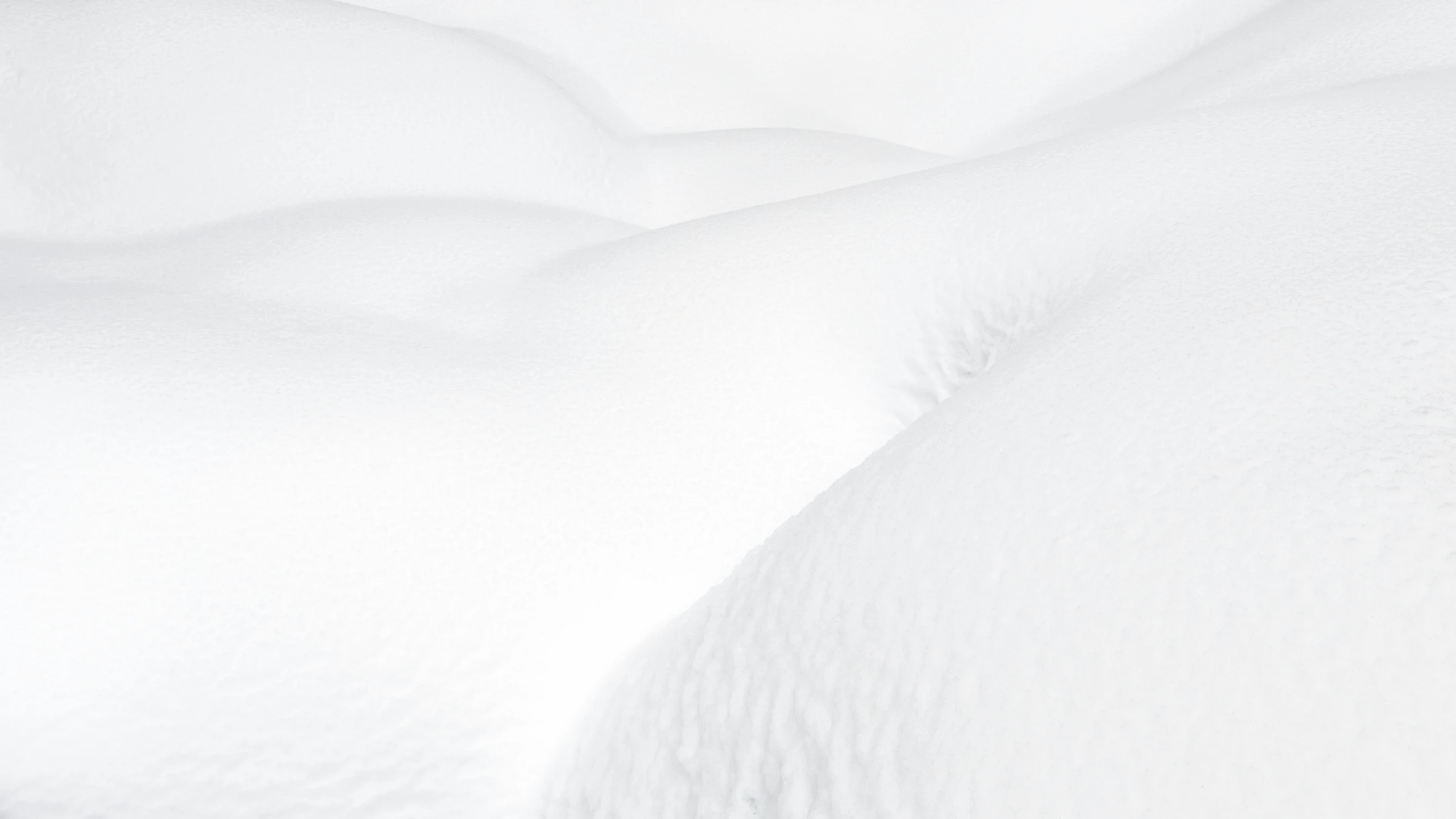 there is a snow covered bed and white sheets