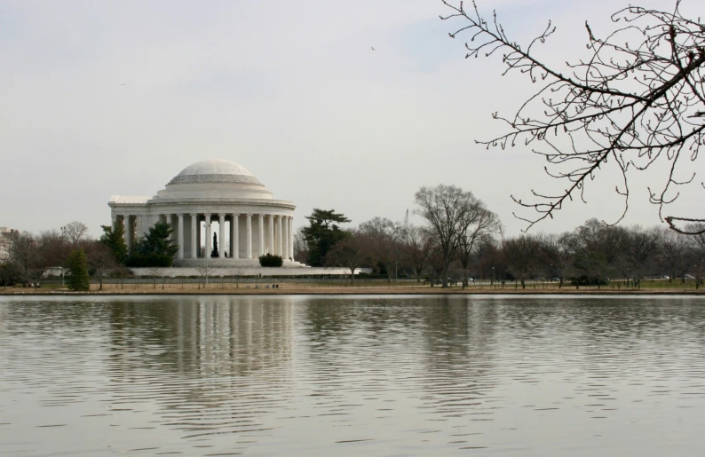 the jefferson memorial reflecting in the water