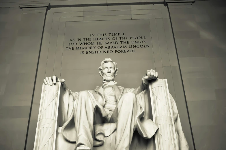 the lincoln memorial has an angel like figure