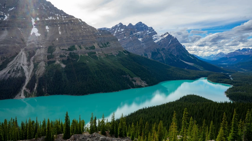 a very pretty blue lake in the mountains