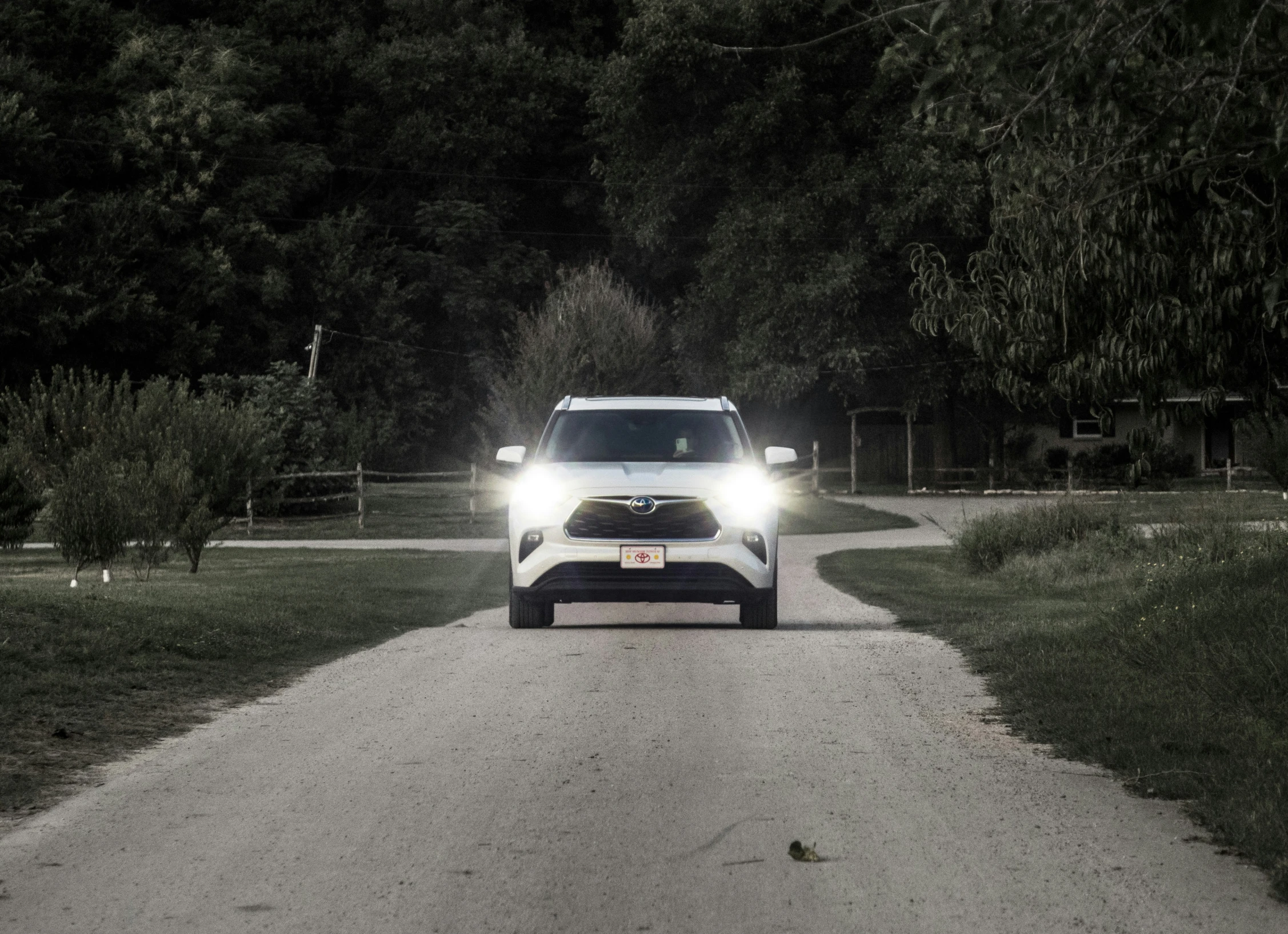 there is a car parked in the dark on the road