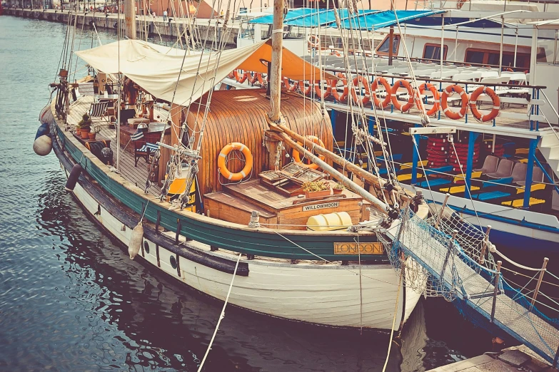 a boat is docked at a pier near some buildings