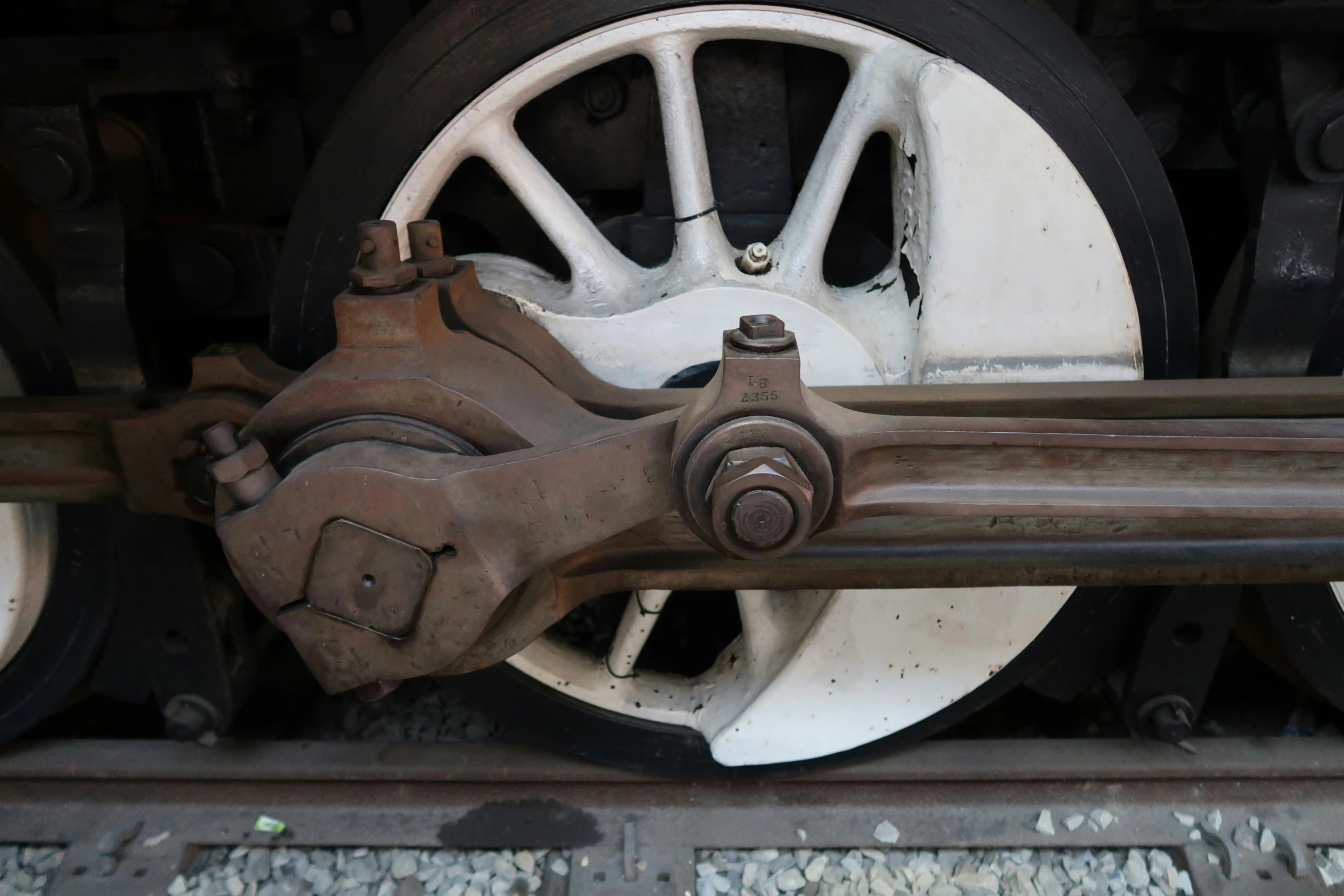 a close up view of the ke parts on a train