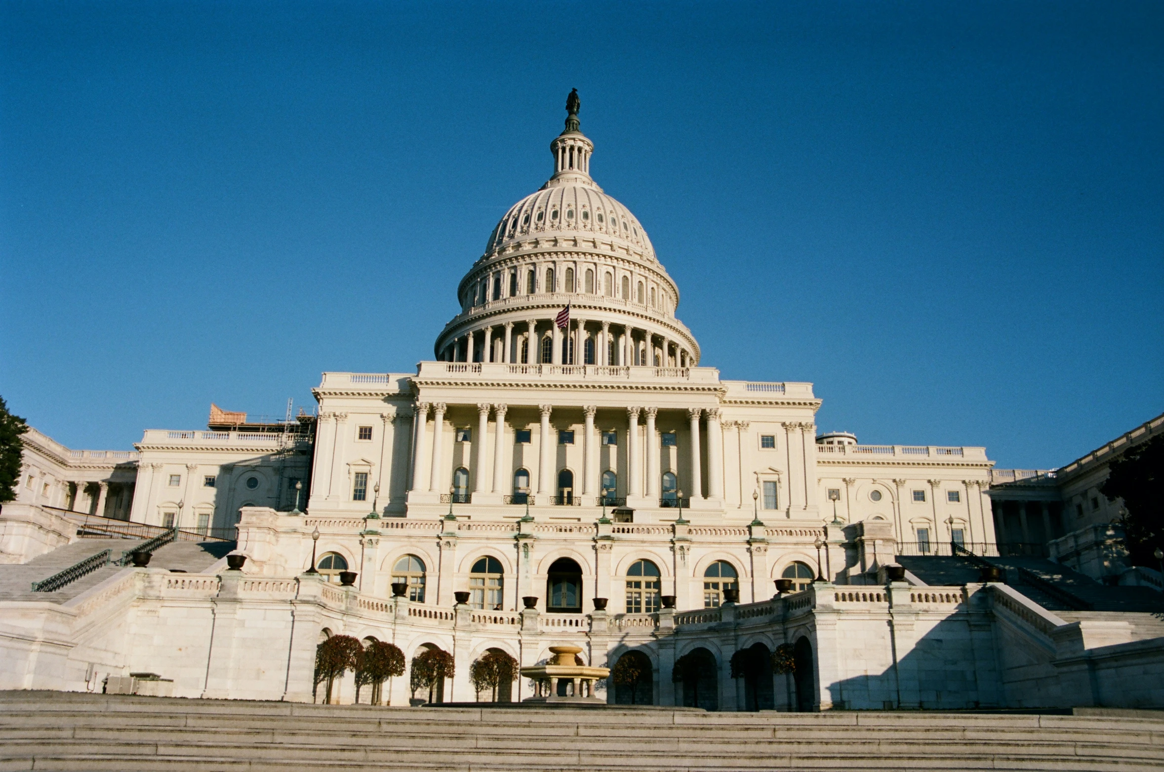 the u s capitol building is built on top of the hill