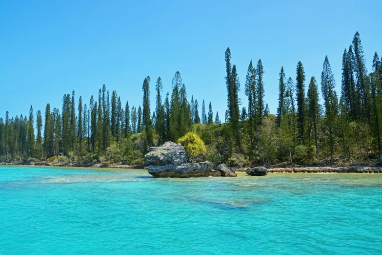 a small island is shown in the middle of blue water