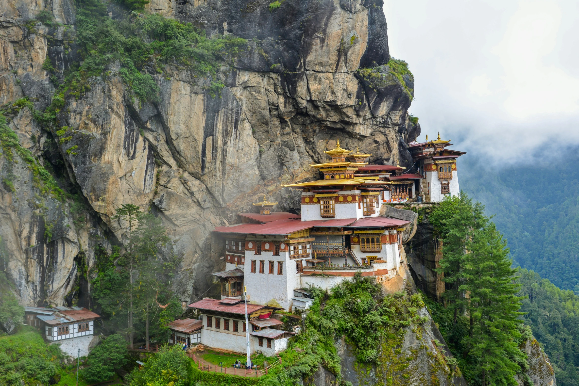 a house is on the side of a steep cliff