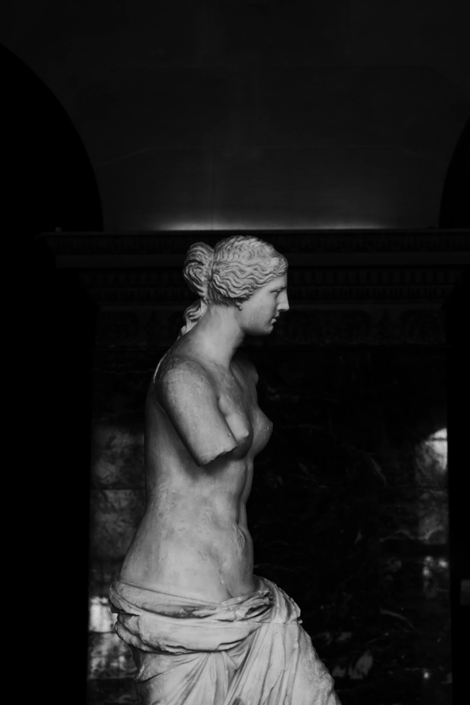 a statue of a woman is shown in this black and white pograph