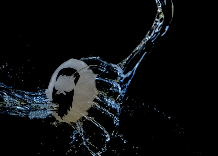 an apple is hitting the tip of its fruit peel in water