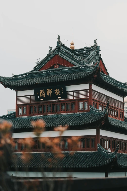 an image of an asian building with chinese characters