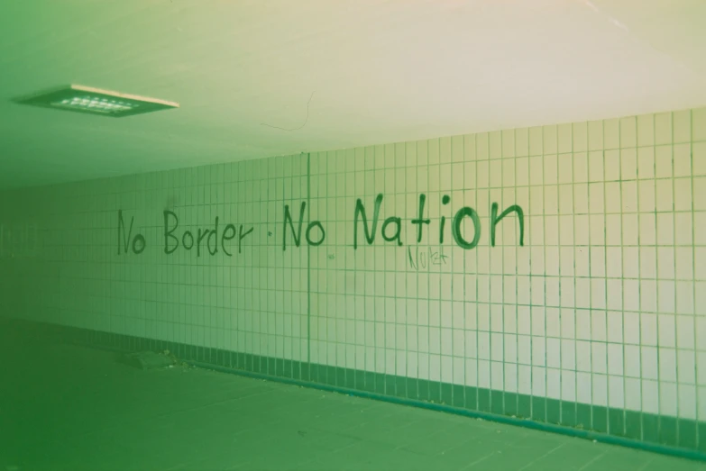 a graffiti sign that says no borders, no nation