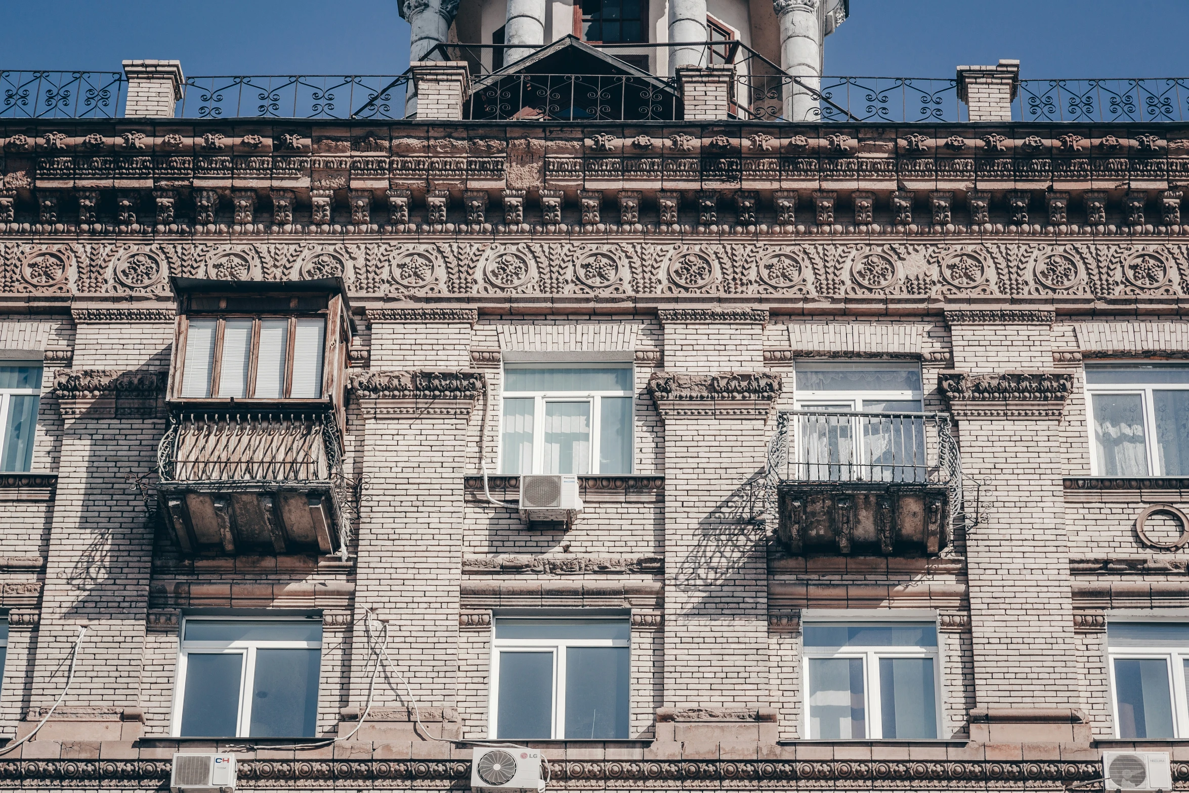 a very large building with lots of windows