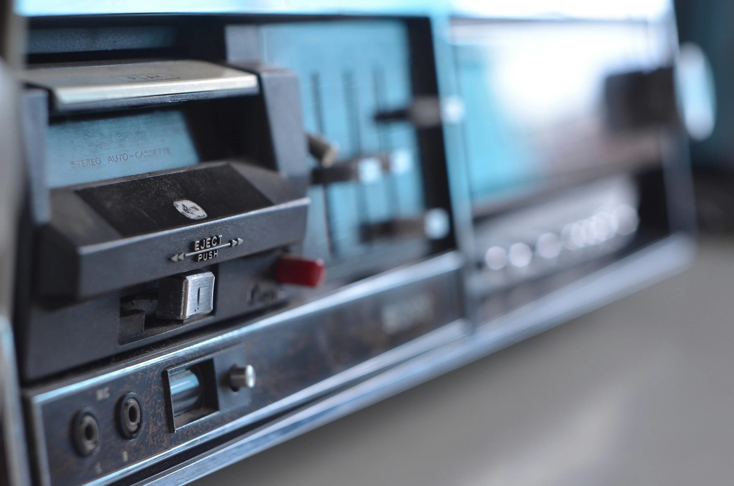 an old fashioned radio showing a close up of the ons