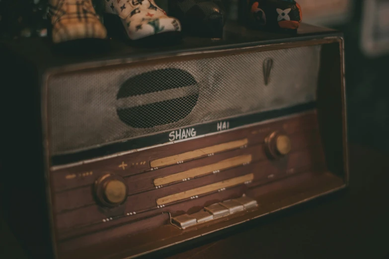 an old radio with its radio antenna and other items