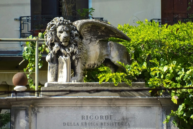 a statue of a lion in front of a building