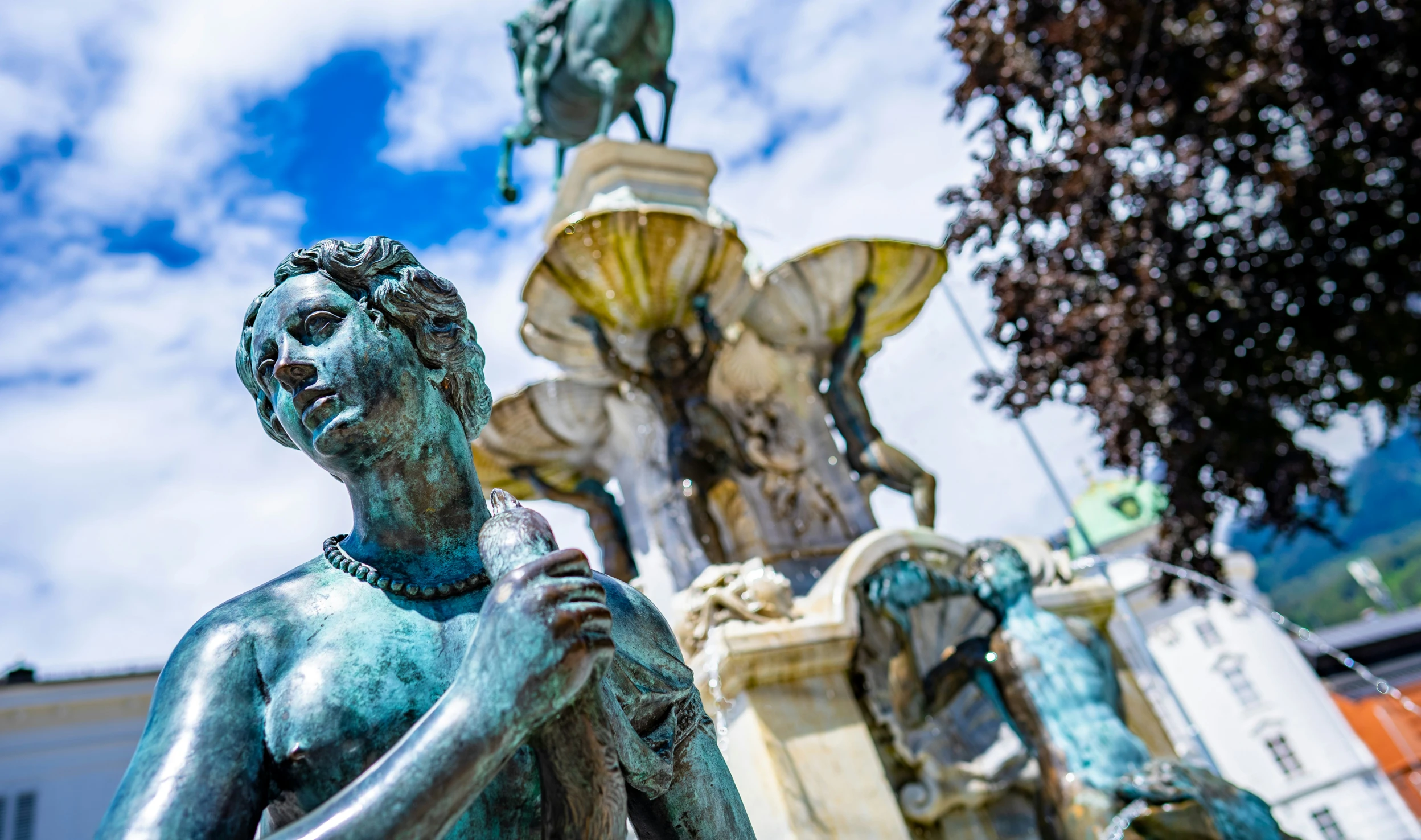 there is a statue next to a fountain