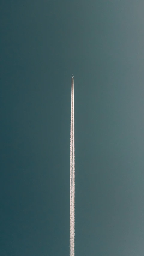 the tail of a jet airplane flying through the air