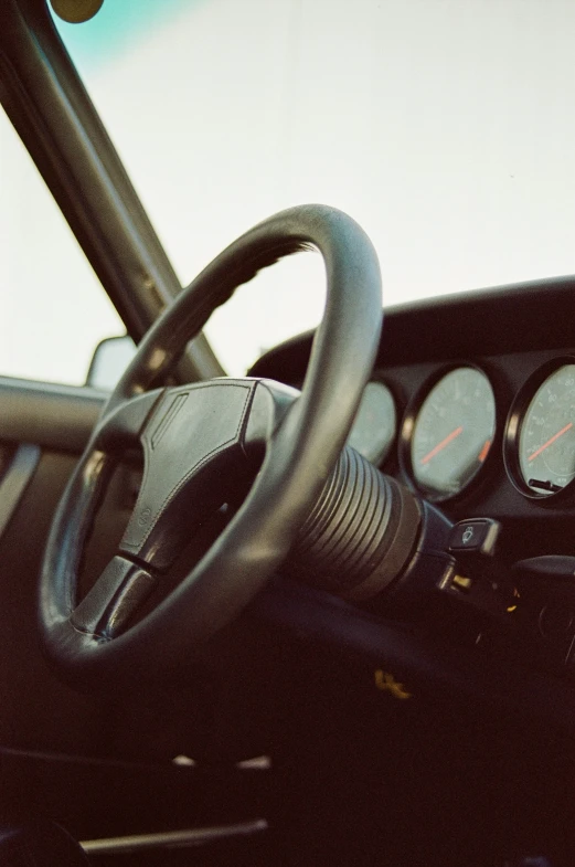 there is an image of a steering wheel on a vehicle