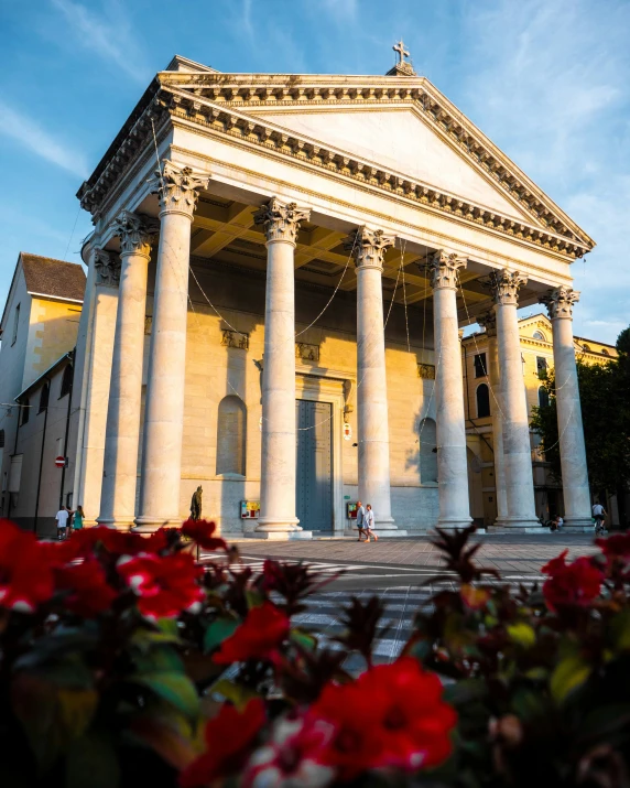 an ornate building that has many white pillars