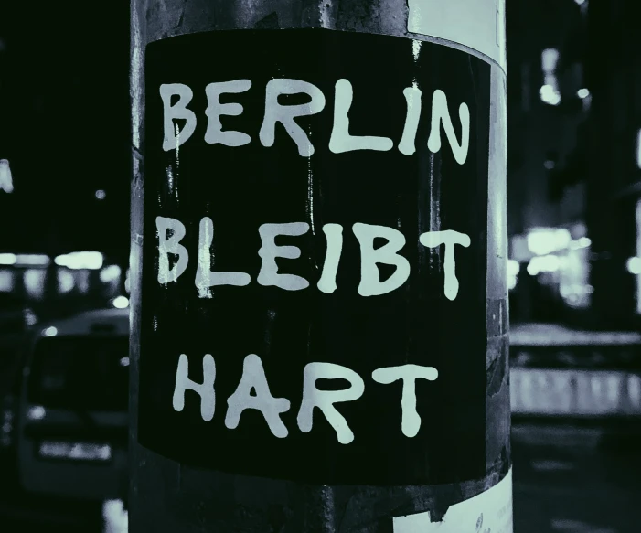 there is a sticker that says berlin bleibt hart