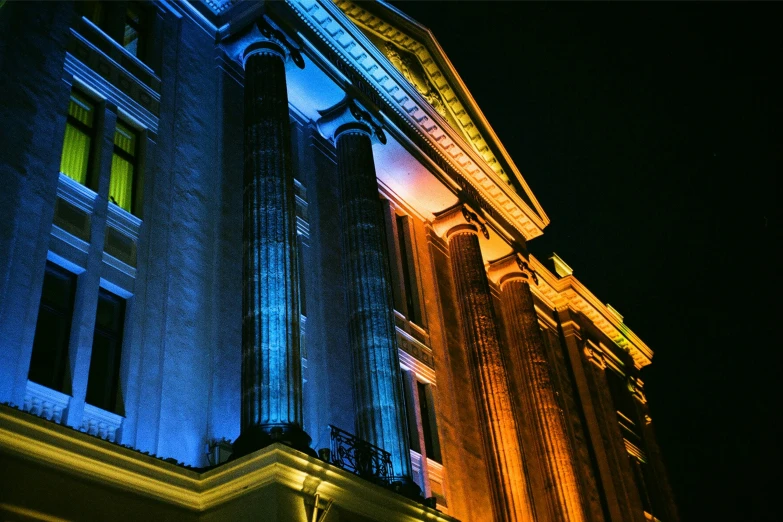 the top of a building with lots of lights