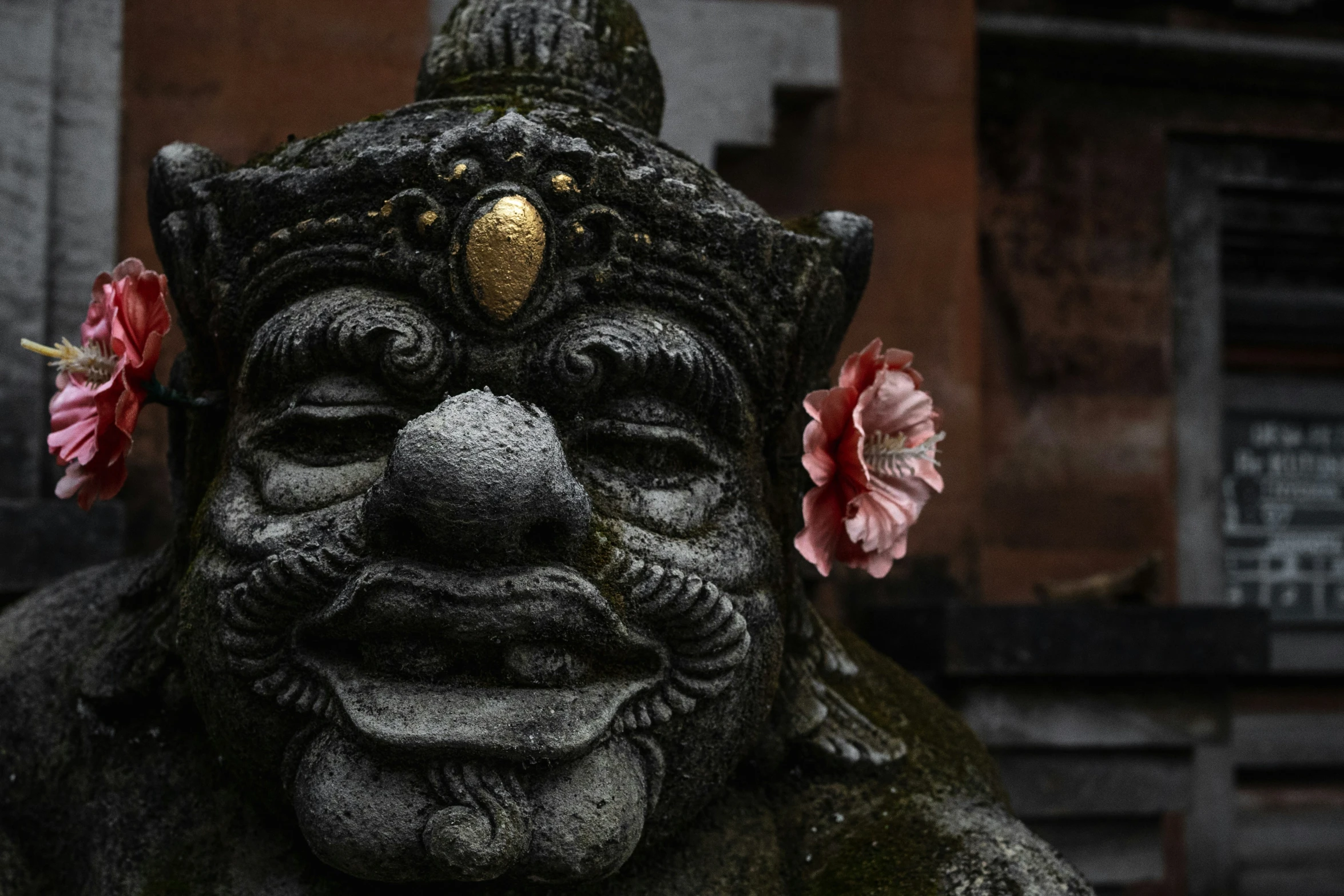 there is a statue that has flowers on it