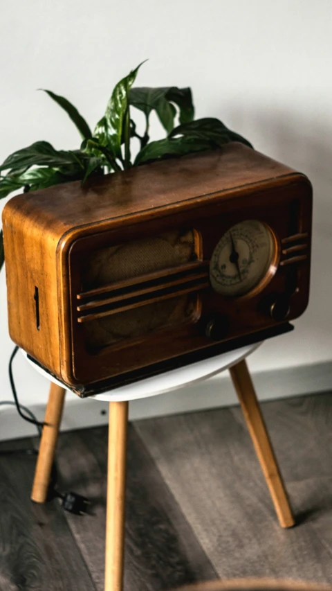 a close up of an old fashion radio on a wood stand