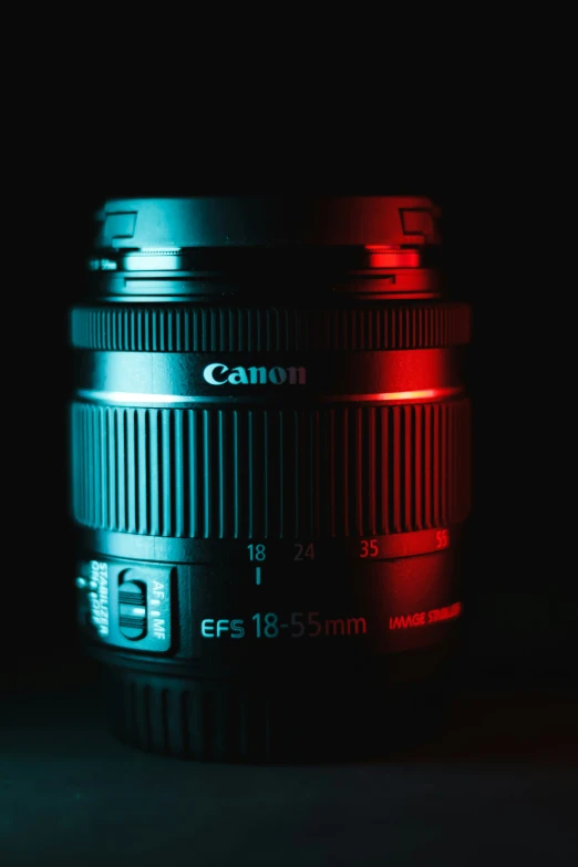 a lens sitting on a table in the dark