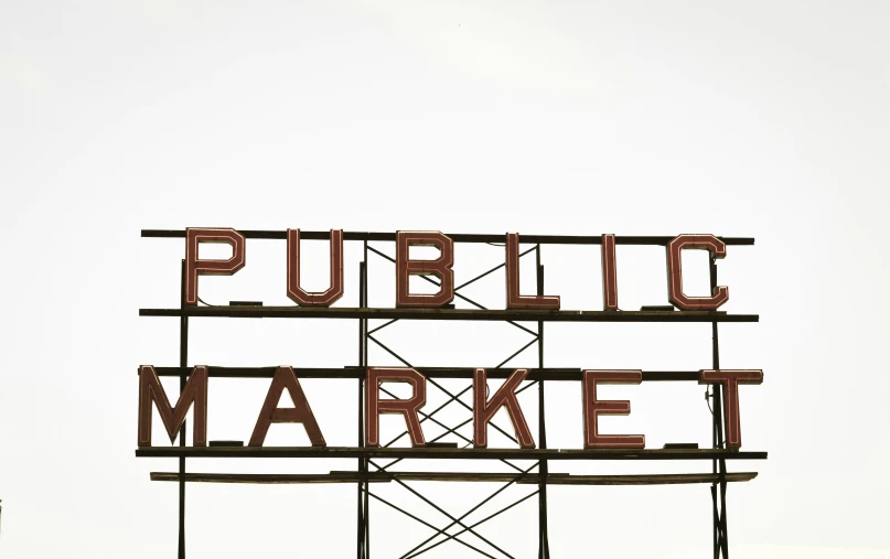 the public market sign is next to the traffic signal