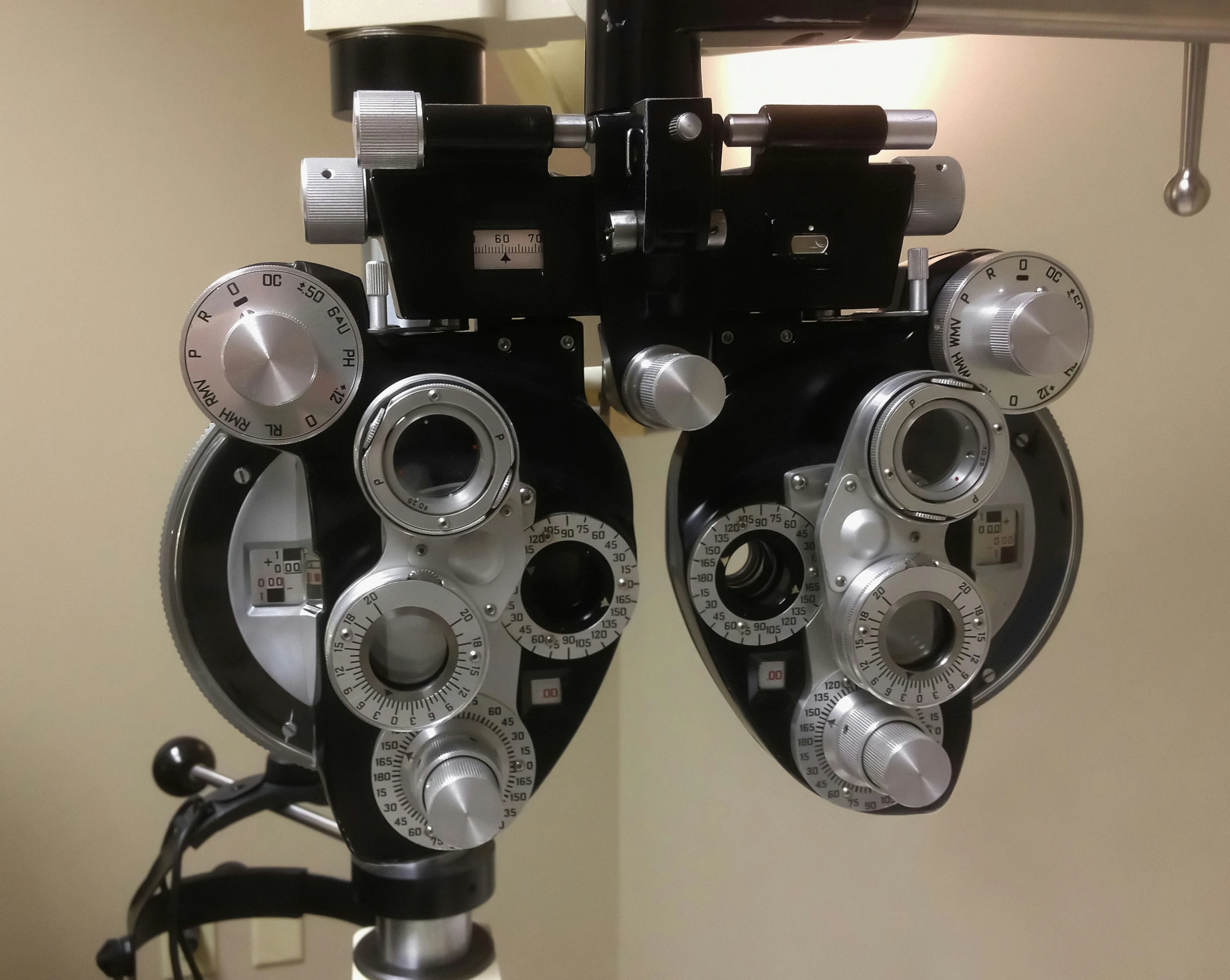 a very pretty looking eye chart with some lights