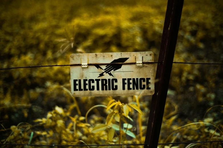 the sign warns electrical fence is not to run