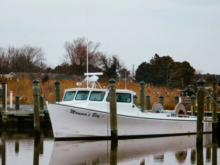 a boat tied to the dock in a lake