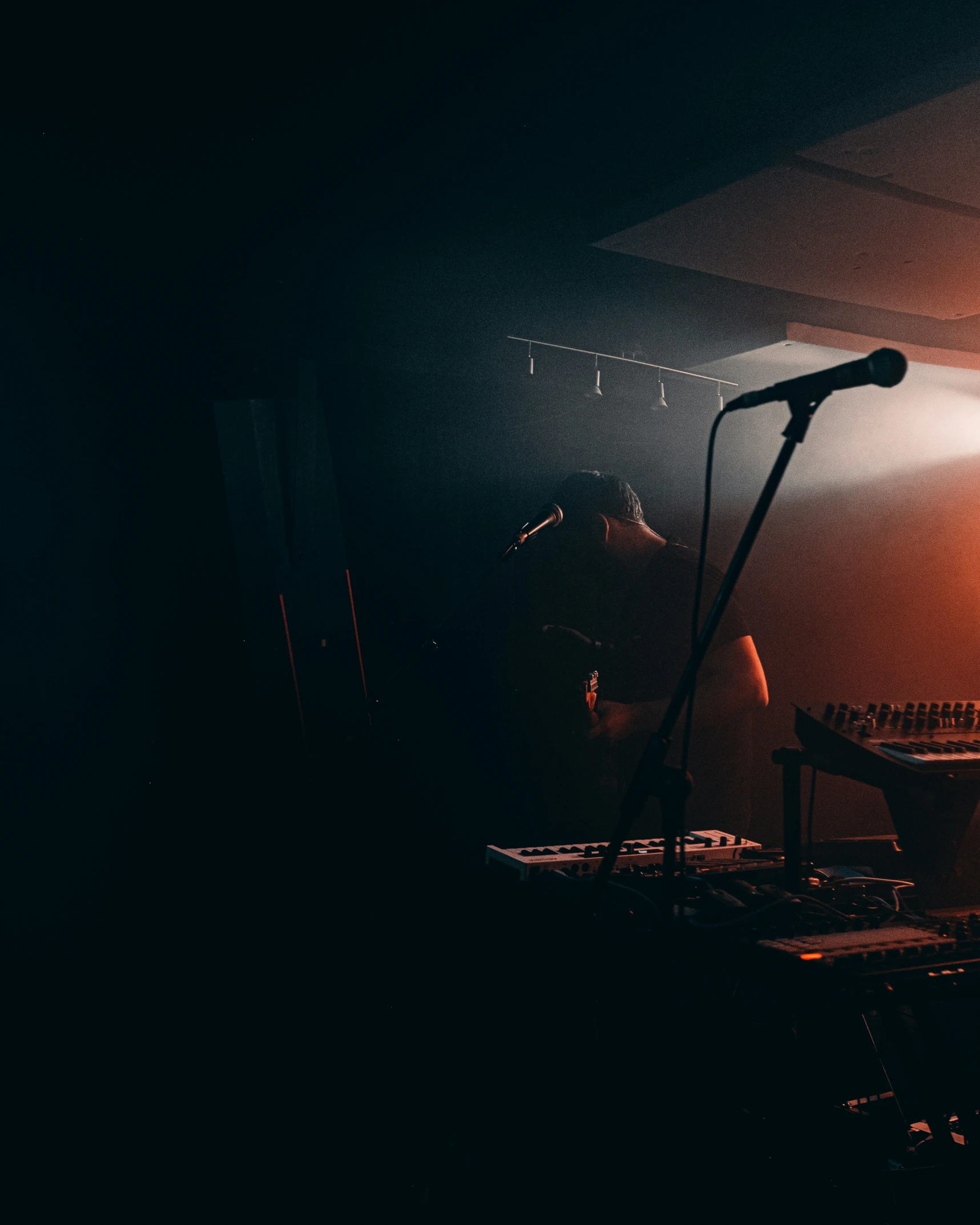 a microphone is on a stand in front of a bright light