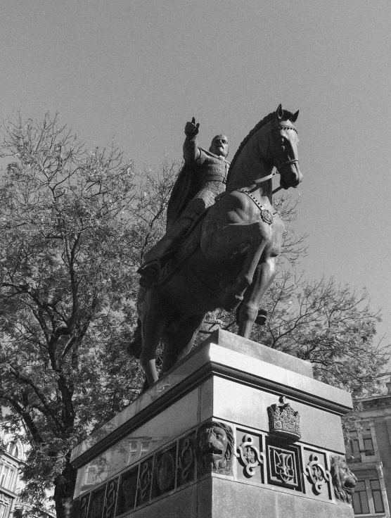 a statue of a man with a hat on his head