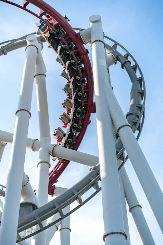 people are riding the coaster at an amut park