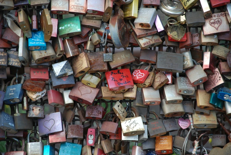 many padlocks are piled up next to each other