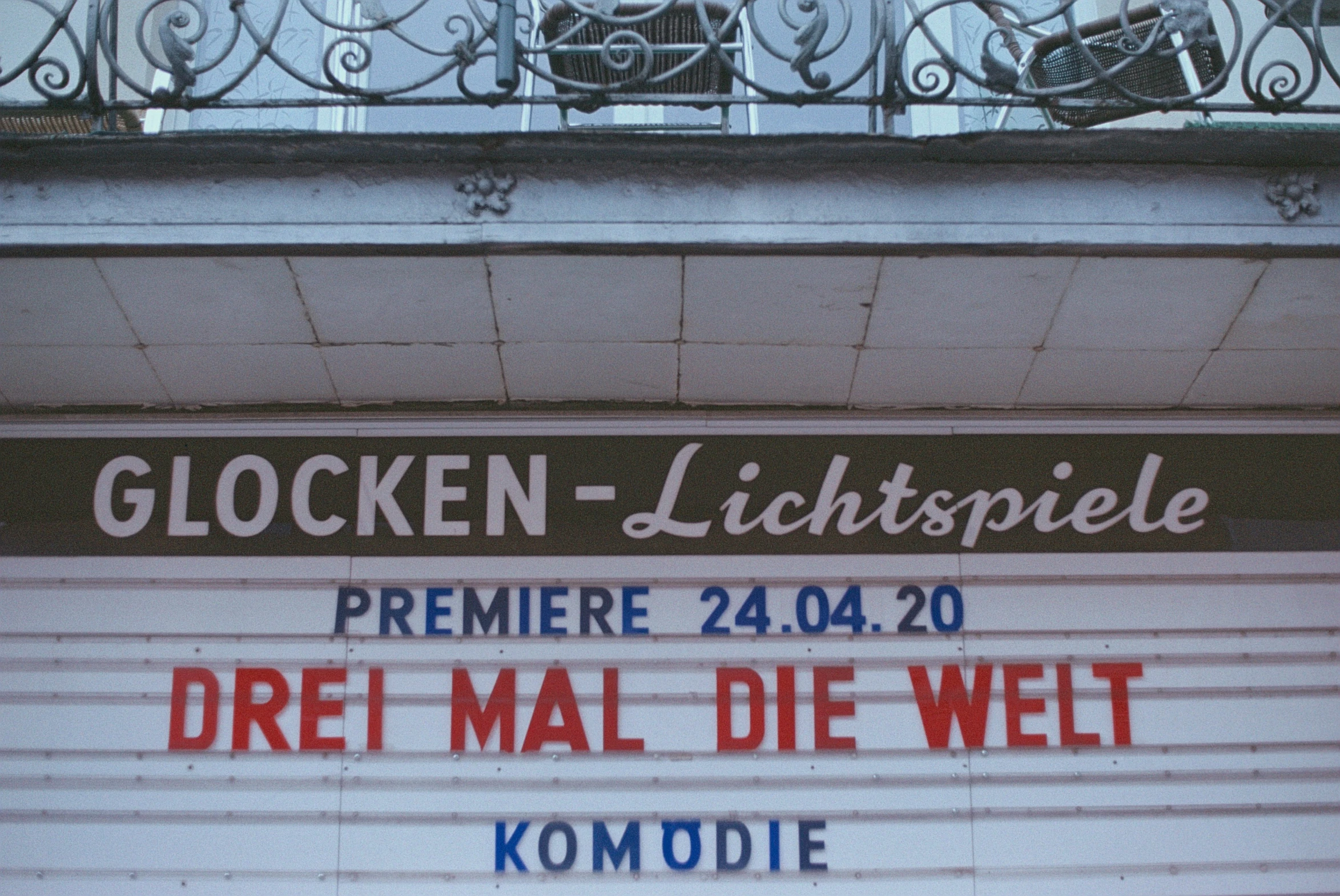 a sign in german that says glocken - lirchspiele