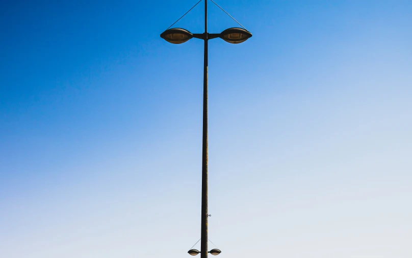 an empty street light on a clear day