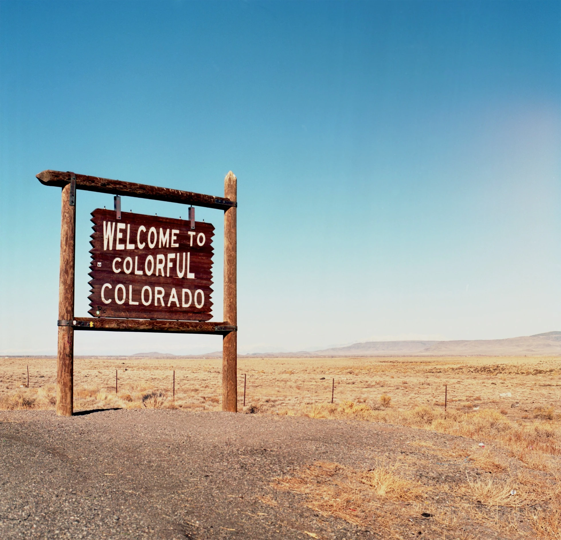 a welcome sign for the state of colorado