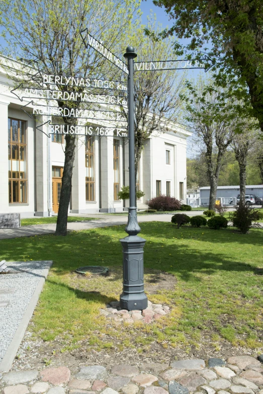 the sidewalk light is in front of a large building