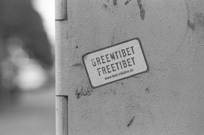 a black and white image shows the word grenbiet