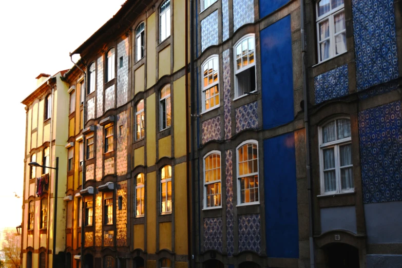 the windows in these buildings are decorated with tiles