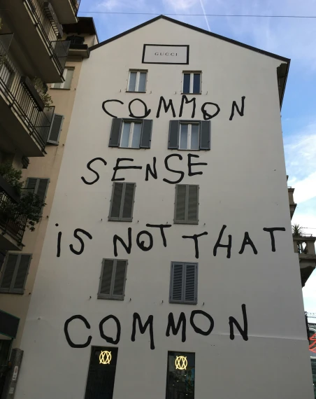 a house that has written on it with the words common sense in german