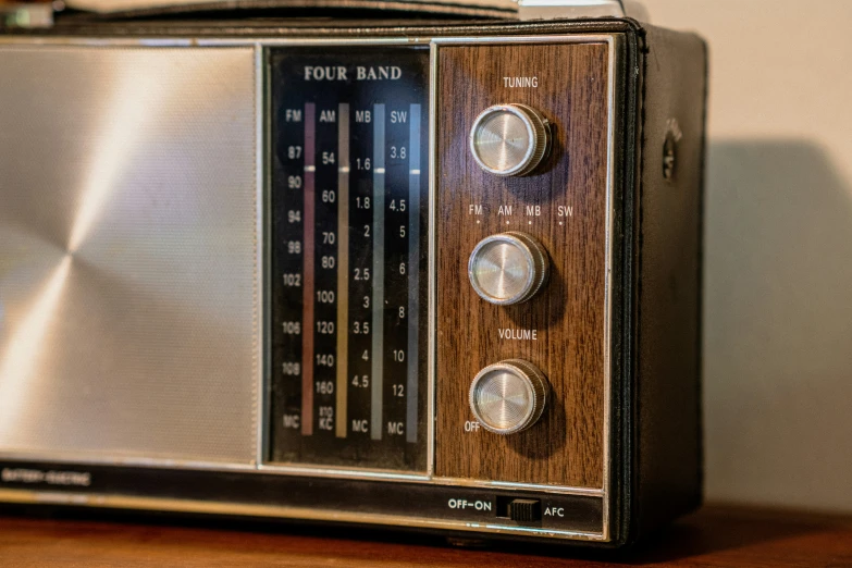 an older fashioned radio sitting on a table