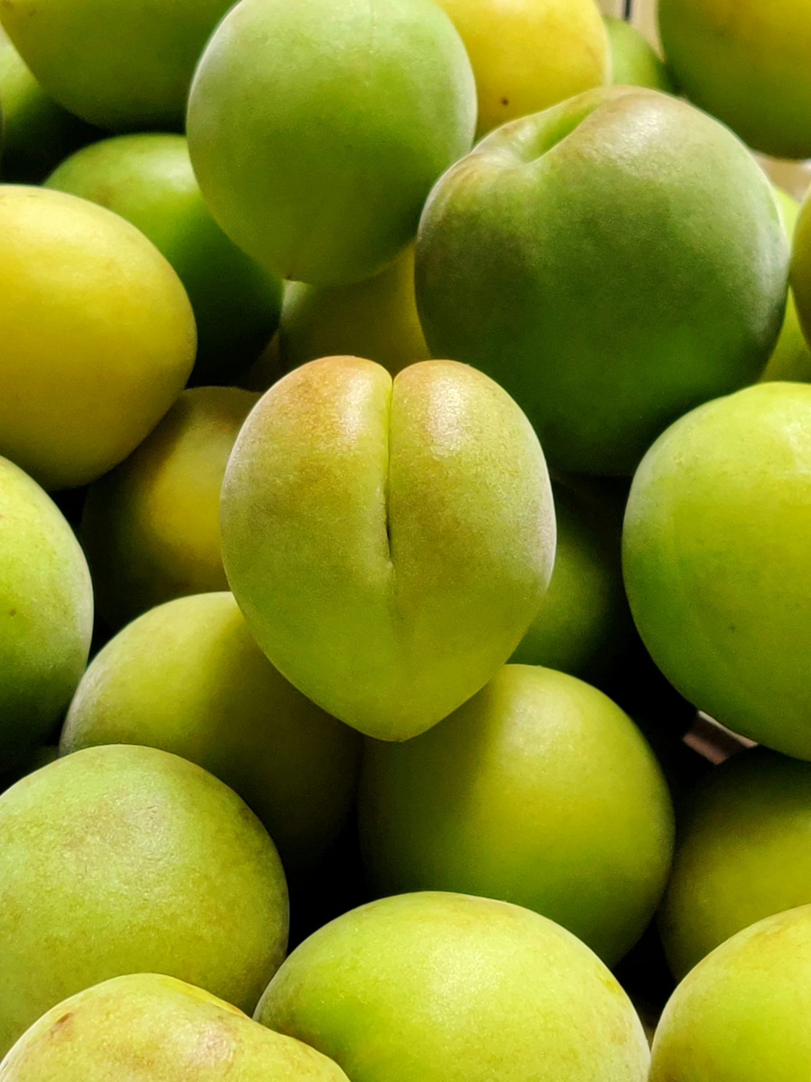 a pile of green apples in different types