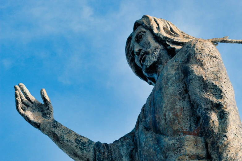 the statue is shown in the center of a blue sky