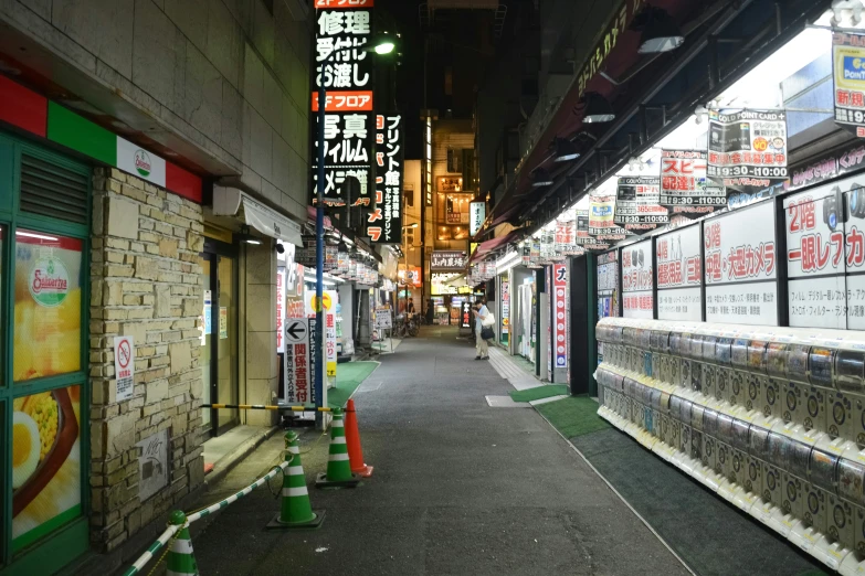 an alley in a chinese business district that has advertits