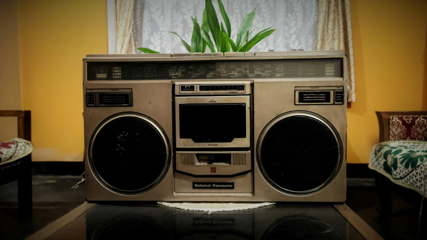a boom box that looks like it is an old time radio