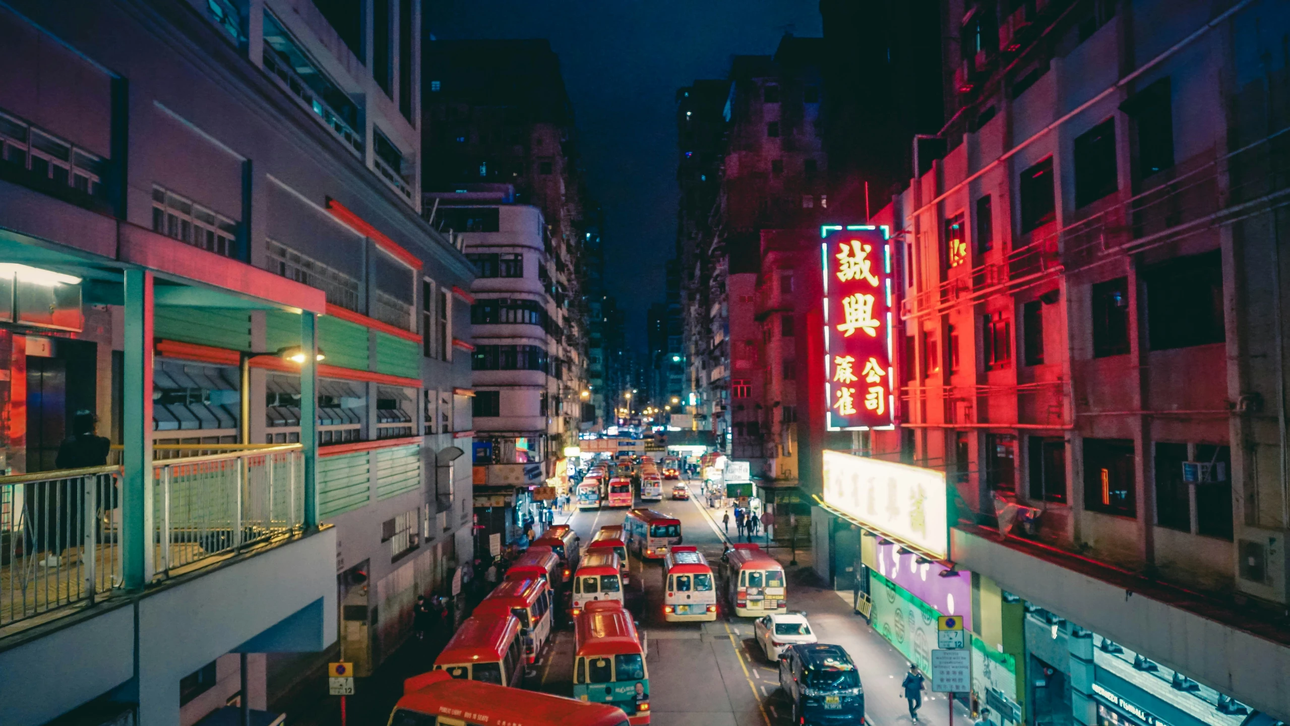 a city with cars, bus and buildings that are in the street